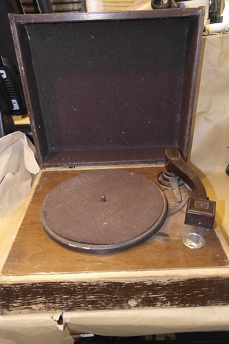 Antique portable gramophone - ,