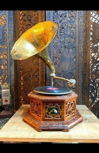 Antique working gramophone - working,